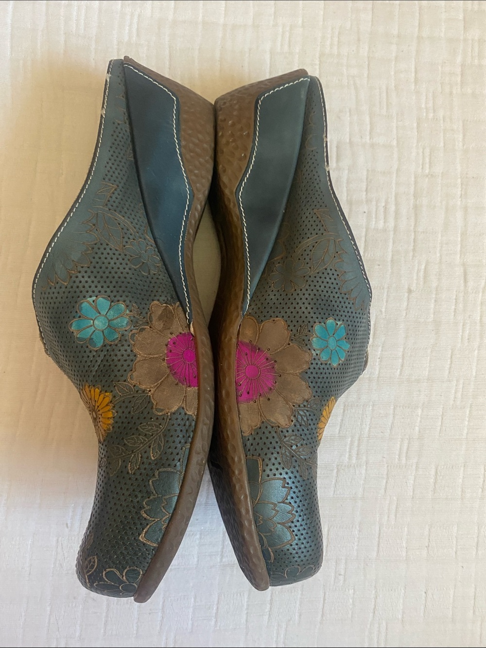 L'ATISTE Dark Green Leather Floral Slip-On Clogs - Picture 3 of 9
